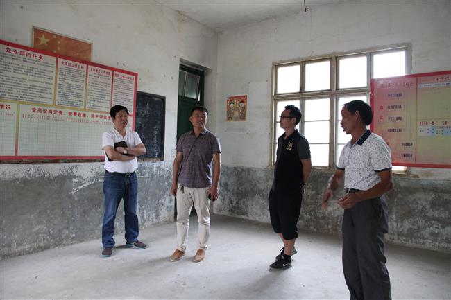 山界乡党委书记胡拥军（左二）、槎江村书记邓联仁（右一）陪同县政府办副主任县人防办主任李红星察看村活动室