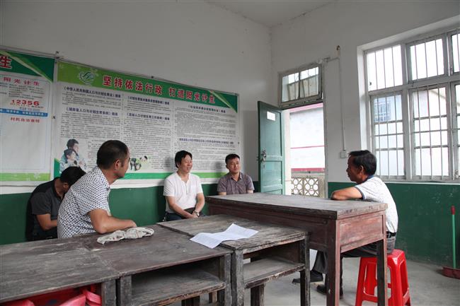 在简陋的会议室商讨