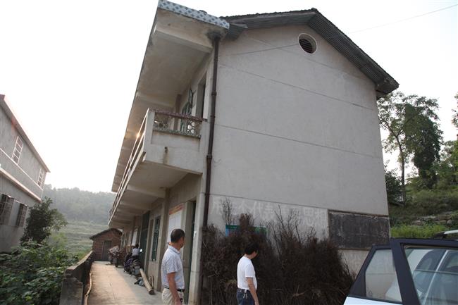 外观气派内室破败的村活动室