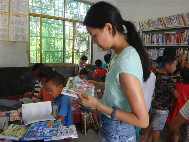 4、课余，池老师带领孩子们读课外书DSC01475