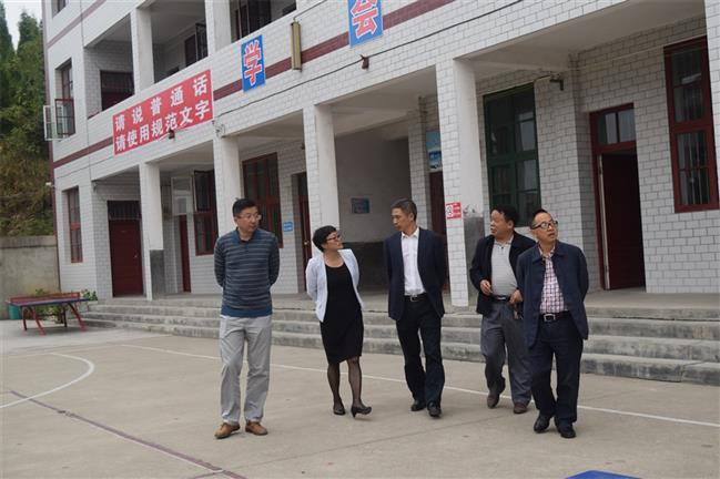 检查组在树竹完全小学2