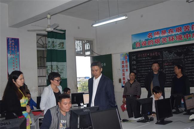 督导组查看六都寨镇中学电子备课室