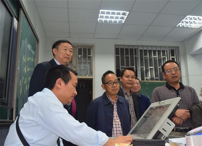 督导组查看万和实验学校教师操作多媒体设备