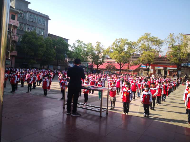 春暖花开日,国旗别样红——花门街道城南小学举行升旗