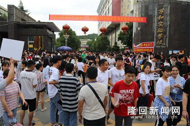 万和学校考点，考生们有序走出考场