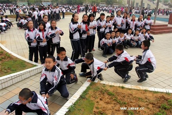 请进来,组织全校教师先后到洋思,许市等地学习教育教学先进经验,大力