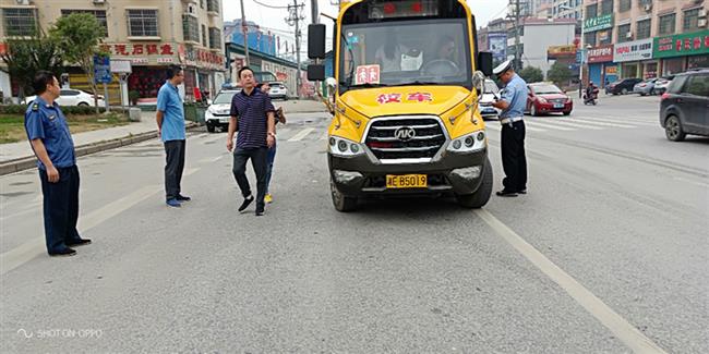 图为县政府办副主任马小彪和县教育局局长黄胜军带队检查校车安全