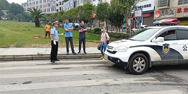 图为隆回县政府办副主任马小彪和县教育局局长黄胜军带队检查校车安全