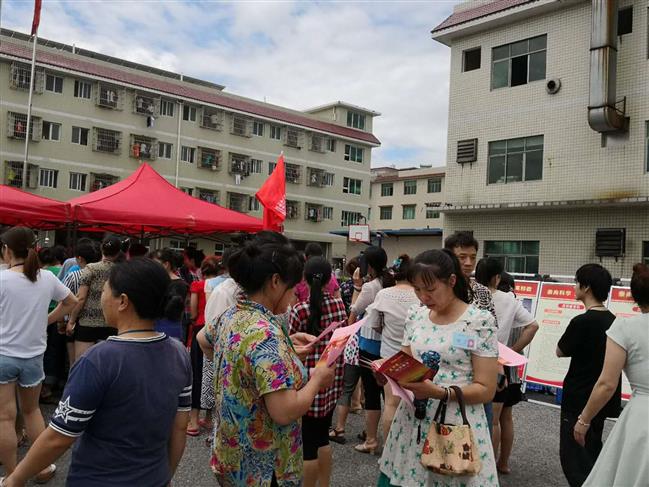 隆回福鸿工艺有限公司工人认真阅读反邪教宣传资料 隆回福鸿工艺有限公司工人认真阅读反邪教宣传资料