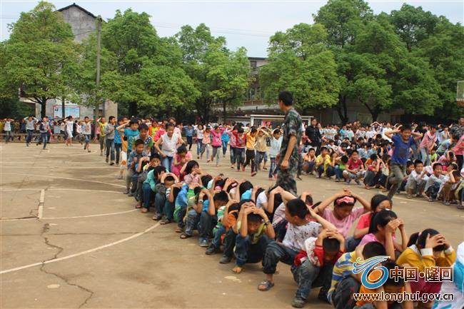 （图为抢险队员正在疏散学生）