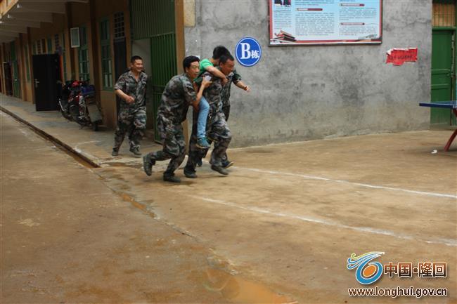 (图为抢险队员正在抢救受困学生) (图为抢险队员正在抢救受困学生)