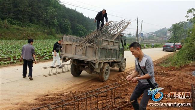 图为执法人员制止茅铺非法抢建房屋现场 图为执法人员制止茅铺非法抢建房屋现场
