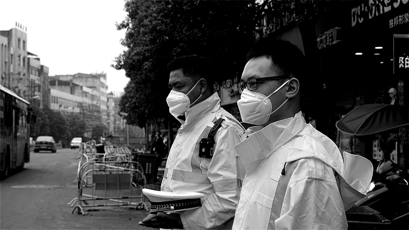 在道路边,交警脱帽默哀_看图王.jpg 在道路边,交警脱帽默哀_看图王.jpg