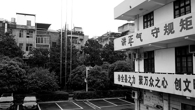 隆回县人民政府降半旗致哀 (3)_看图王.jpg 隆回县人民政府降半旗致哀 (3)_看图王.jpg